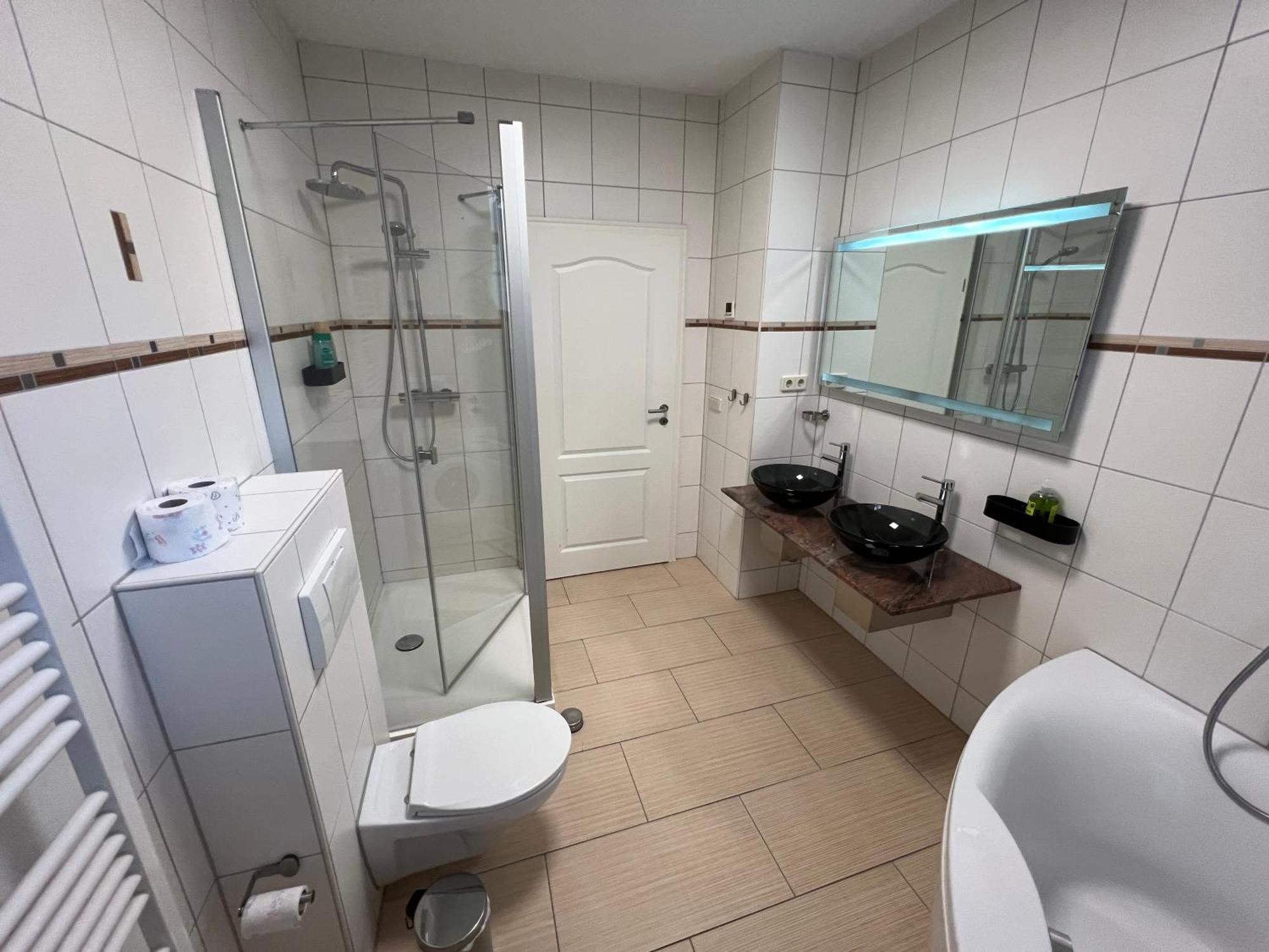 Apartment Humboldt 3 Schlafzimmer,Wifi, Netflix Parken, Terrasse, Klimatisiert, Naehe Zentrum Йена Екстериор снимка